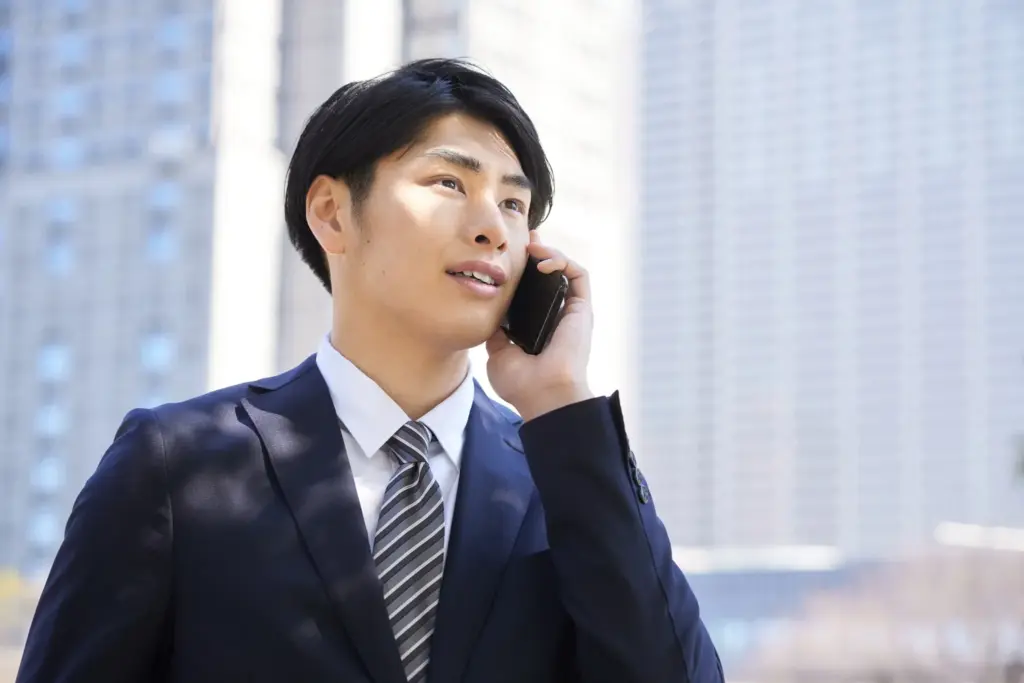 住居契約とライフラインの手続きを行っている様子