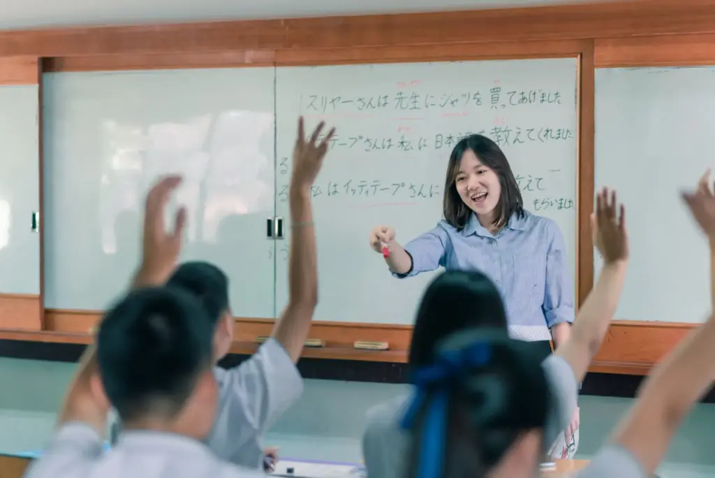 日本語研修を行っている講師と参加者たち