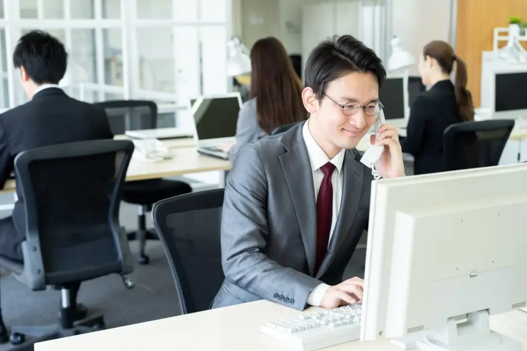 不安や悩みなどの相談に電話対応する男性
